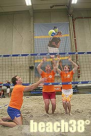 beach38°, Bayerns größte Indoor-Beachsport Location mit Beachbar unter Palmensegel öffnete am 19.11.2007  (Foto: MartiN Schmitz)